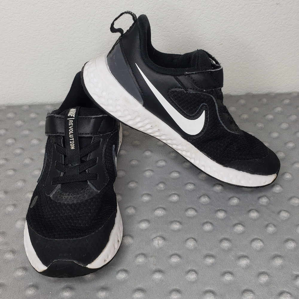 Nike Revolution 5 Sneakers
